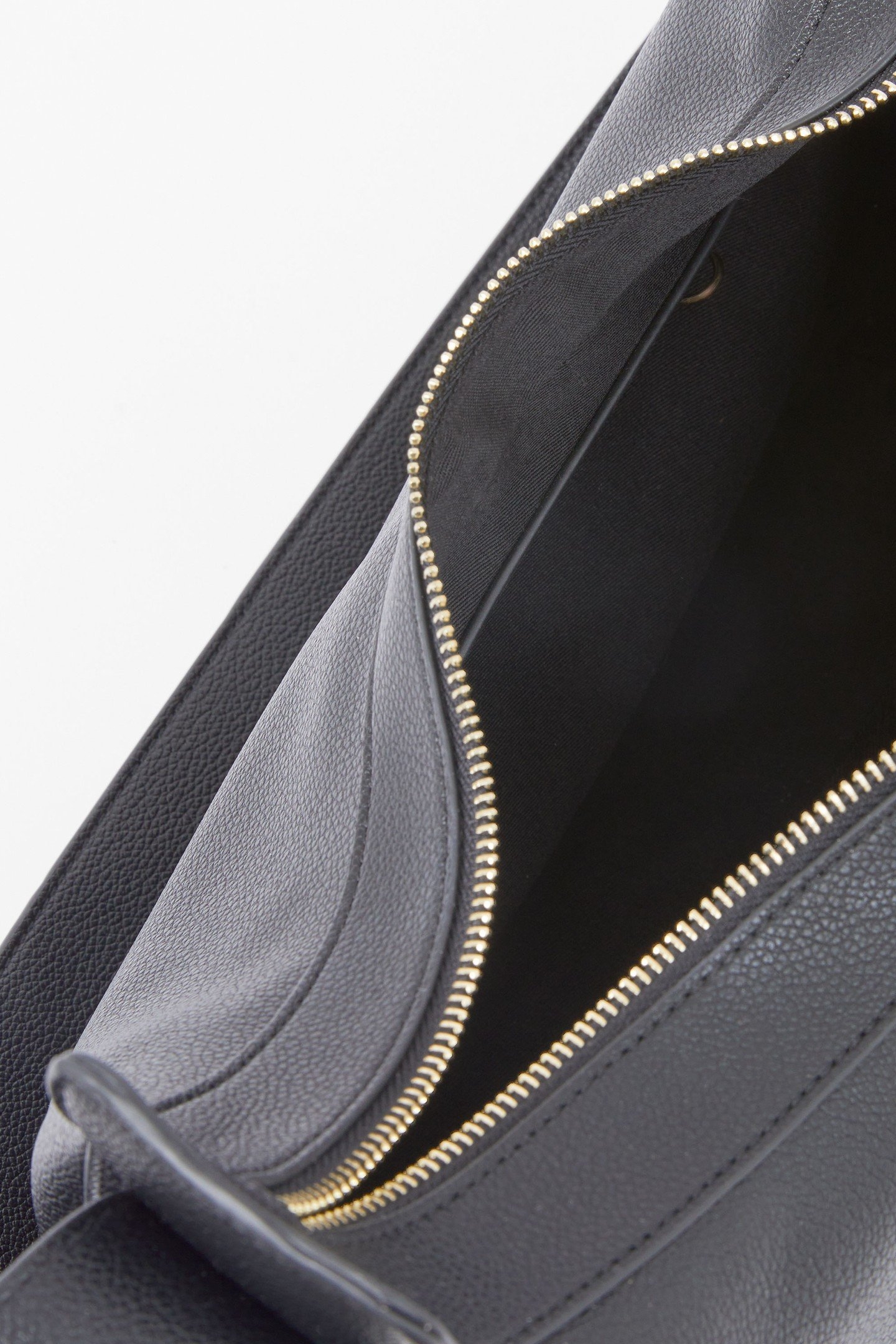 LARGE CROSS BODY BAG BLACK 3