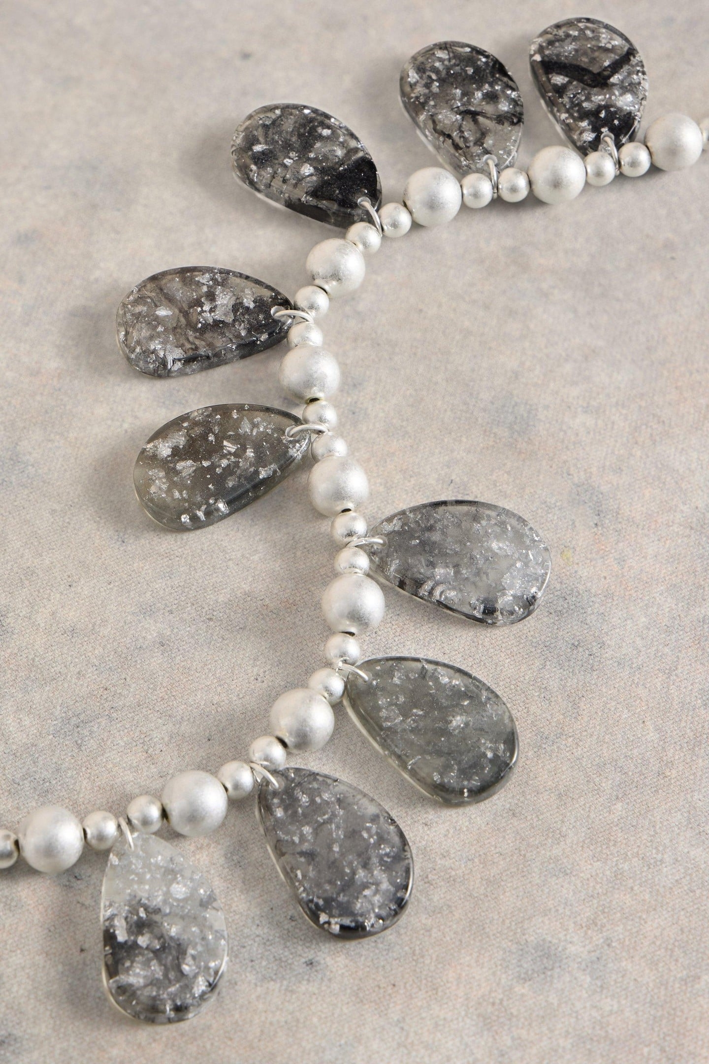 DAISY RESIN RIBBON NECKLACE DUSTY GREY 2